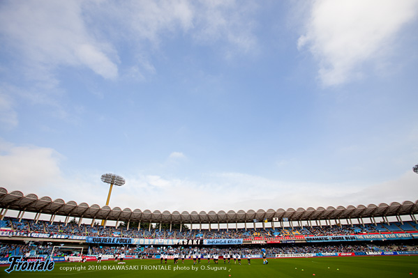 ピッチに入る選手達。今日は決勝進出がかかった第2戦